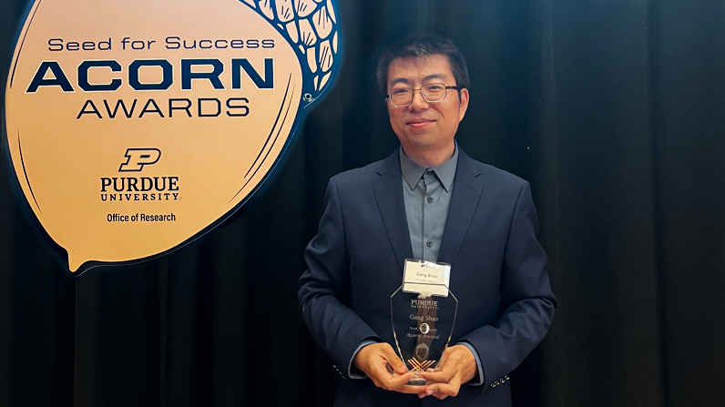 Gong Shao with Acorn Award.